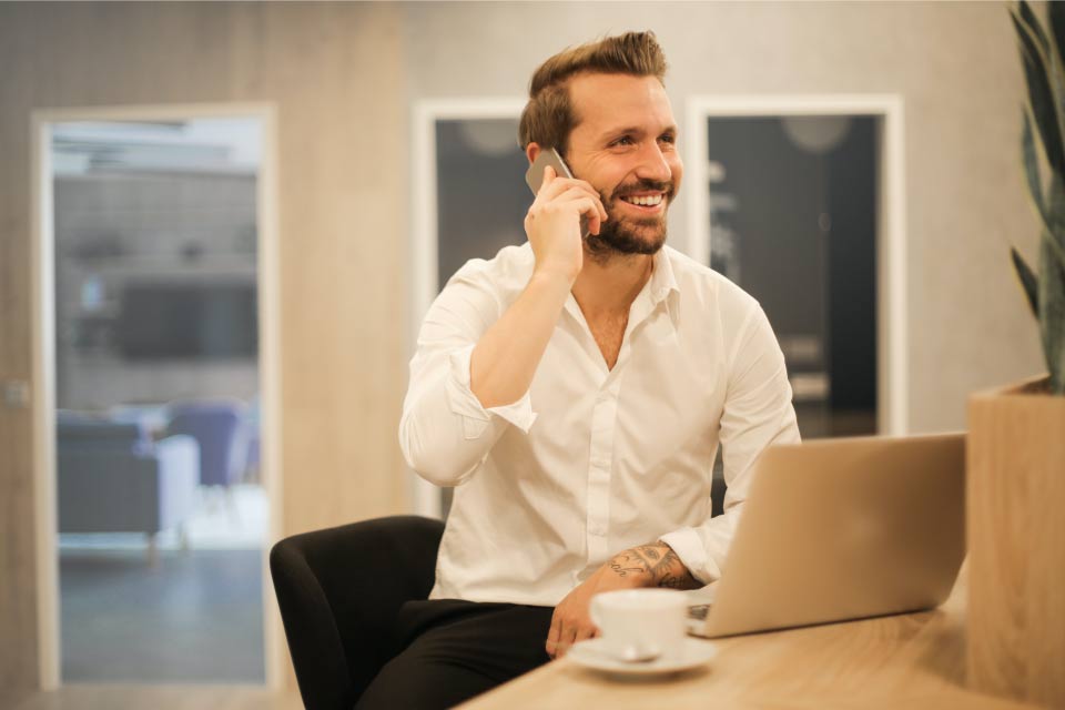 Homme au téléphone