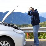 voiture tombe en panne en pleine route