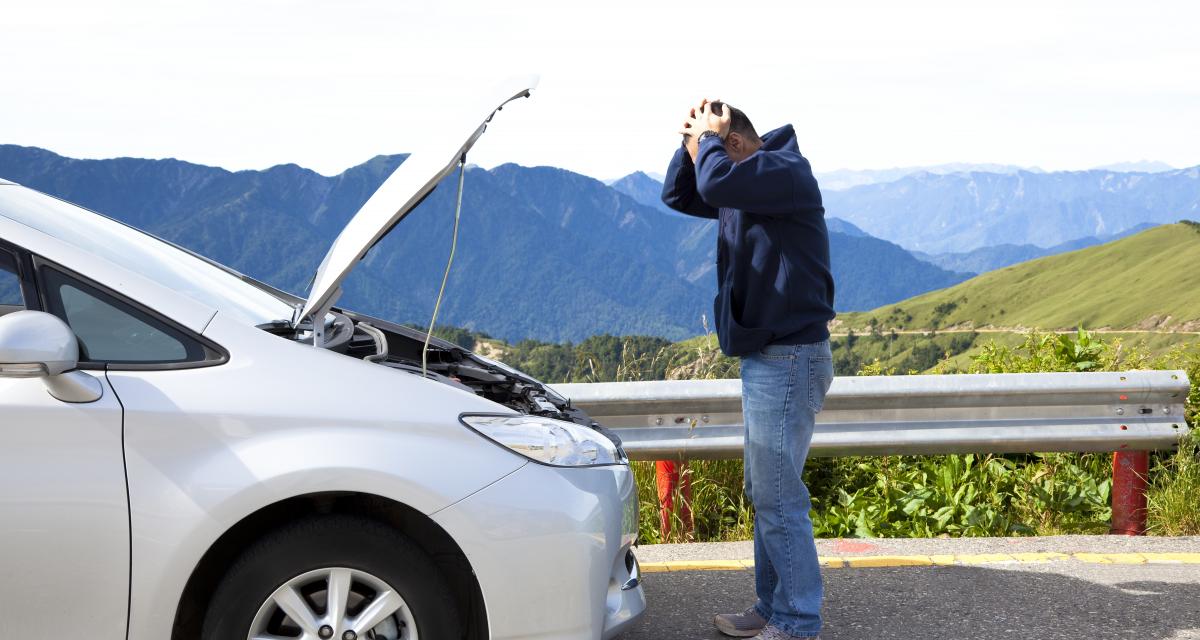 voiture tombe en panne en pleine route