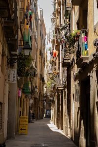 Explorez les rues étroites pittoresques de Barcelone avec leur architecture historique et leurs balcons animés.