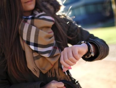 Guide pratique pour personnaliser un bracelet femme par gravure