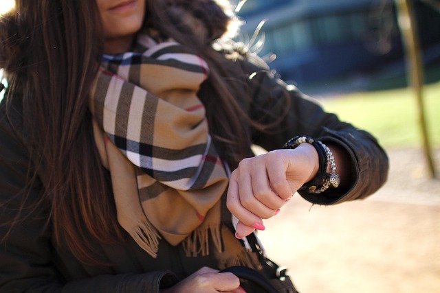 Guide pratique pour personnaliser un bracelet femme par gravure
