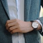 associer montre et tenue
