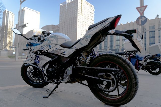 Les 10 accessoires incontournables pour les passionnés de motos Suzuki