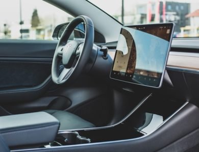 La sécurité routière et le rôle essentiel de l’accoudoir central dans votre voiture