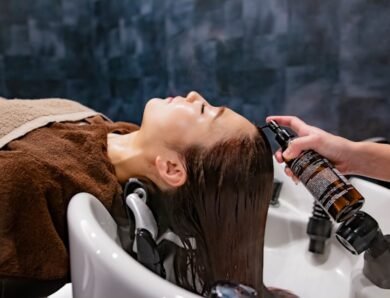 Les produits essentiels pour protéger vos cheveux avant le fer à lisser