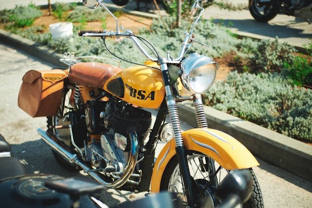 10 motos vintage emblématiques qui continuent de séduire les passionnés