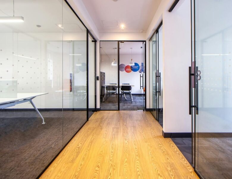 Bien aménager ses espaces grâce à la cloison entreprise