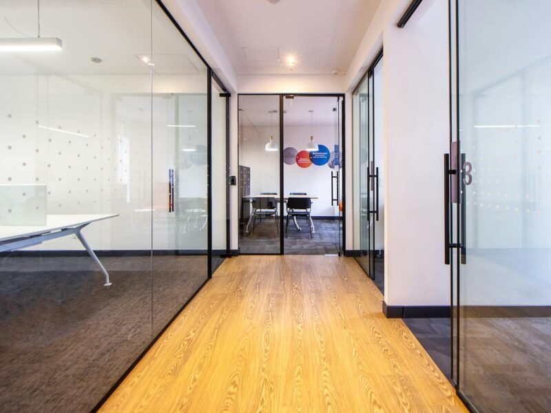 Bien aménager ses espaces grâce à la cloison entreprise