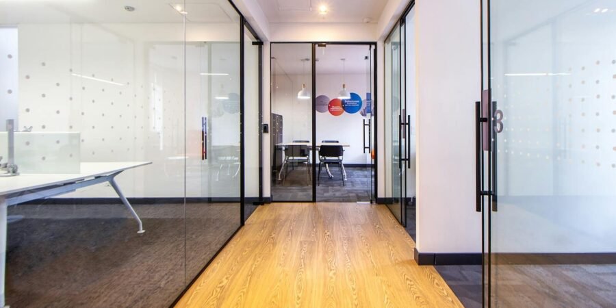 Bien aménager ses espaces grâce à la cloison entreprise