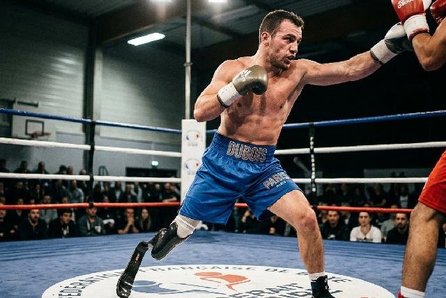 Boxer avec un handicap : récits inspirants et conseils pratiques pour surmonter les défis