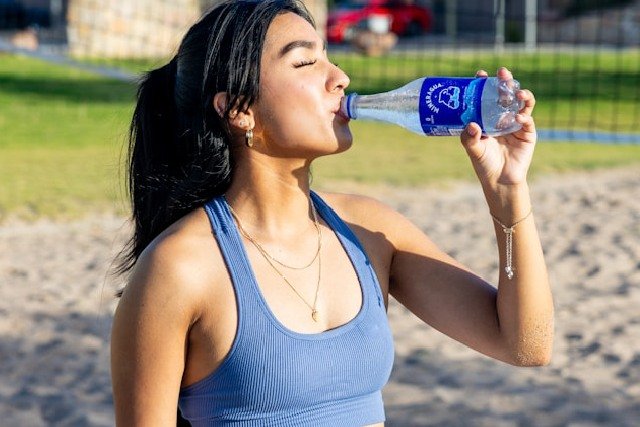 Comment l’hydratation influence vos performances en musculation