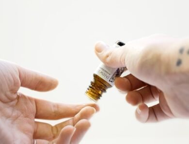 Pouvoirs insoupçonnés des huiles essentielles pour révéler l&rsquo;éclat naturel de votre peau