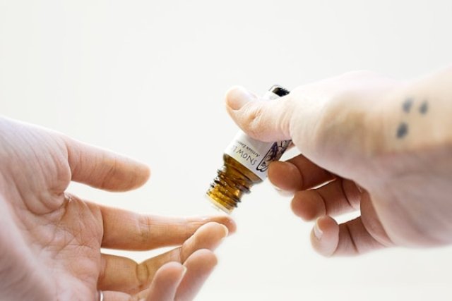 Pouvoirs insoupçonnés des huiles essentielles pour révéler l&rsquo;éclat naturel de votre peau