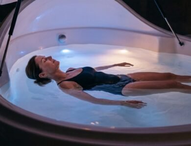 La flottaison : approche innovante pour apaiser les douleurs musculaires chroniques