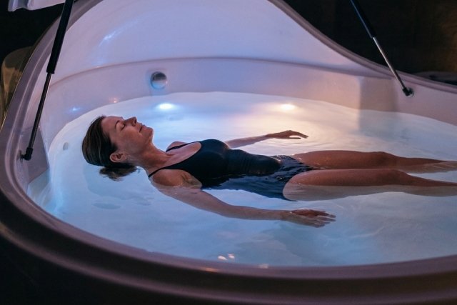 La flottaison : approche innovante pour apaiser les douleurs musculaires chroniques