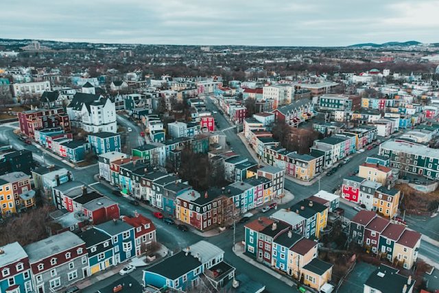 Comment les normes environnementales modifient-elles le prix de l&rsquo;immobilier urbain ?