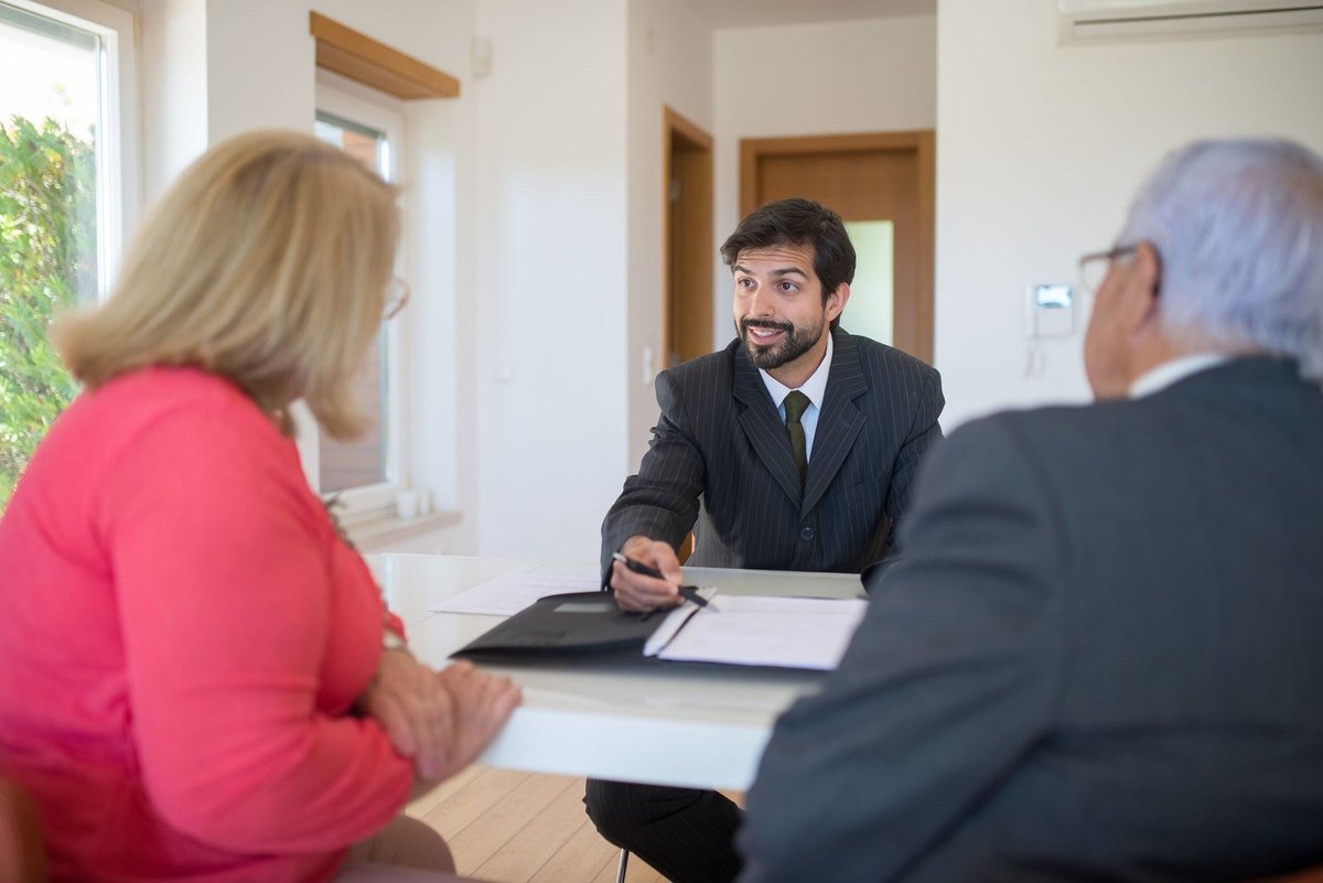 Professionnels en réunion dans un bureau, documents et stylo sur la table