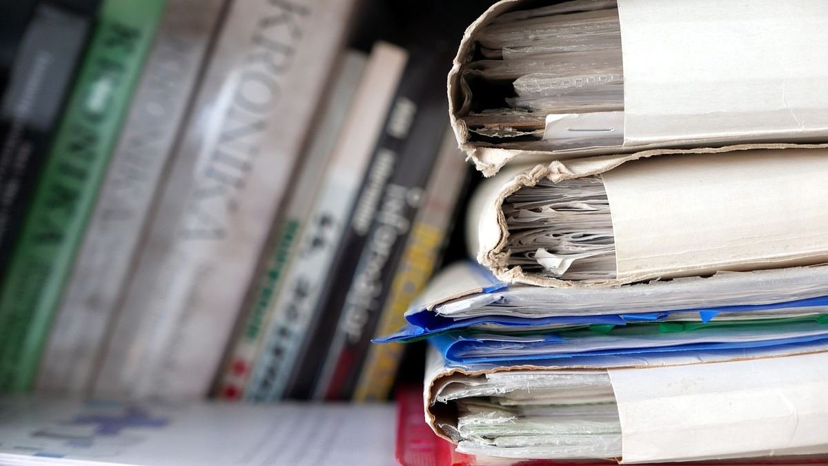 Une pile de factures en attente de paiement sur un bureau