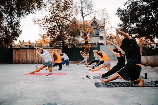 Yoga et minceur : démêler mythes et vérités pour une silhouette équilibrée