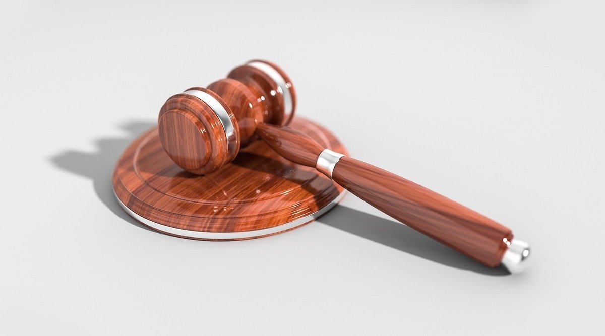 Marteau de justice posé sur son socle en bois