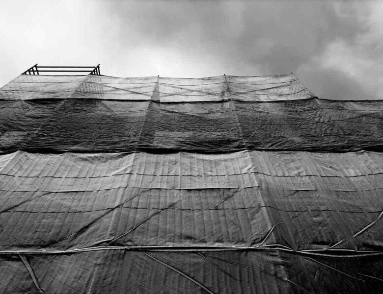 Bâche de chantier : le grammage qui tient face au vent et aux gravats