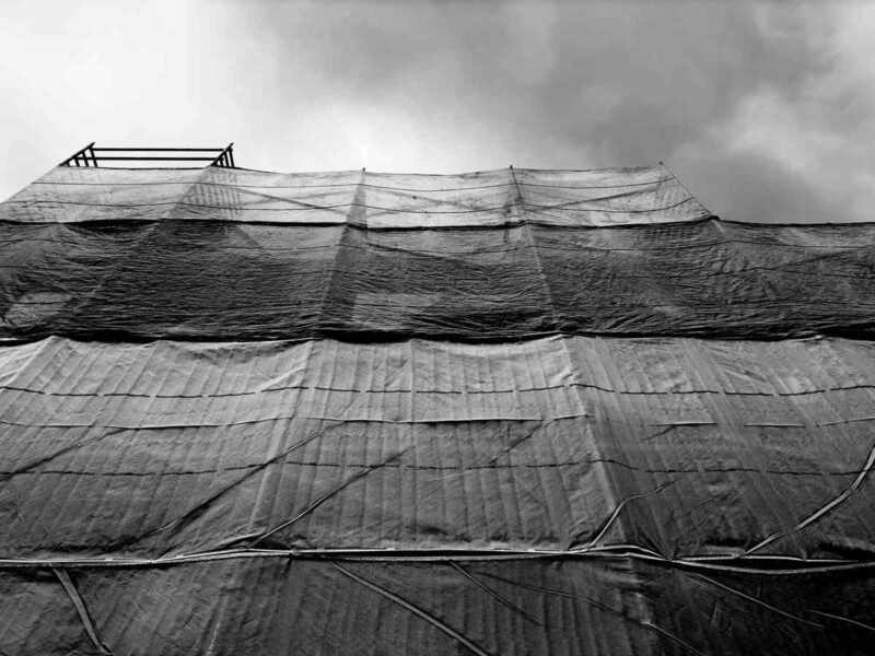 Bâche de chantier : le grammage qui tient face au vent et aux gravats