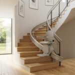 Monte-escalier moderne sur un escalier tournant, maison lumineuse