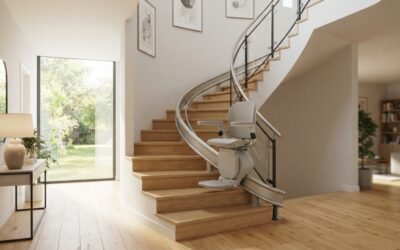 Monte-escalier moderne sur un escalier tournant, maison lumineuse